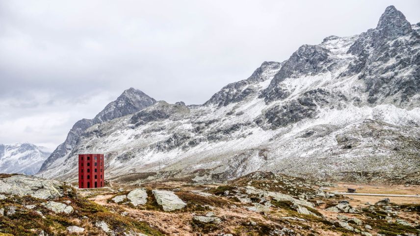 Der Origen-Theaterturm auf der Julier-Passhöhe als vergängliches Wahrzeichen. Foto: Jon Duschletta