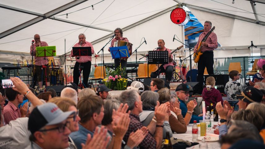 Die wiedervereinte Kultgruppe "Alpina Quintett". Foto: Noa Luzzi