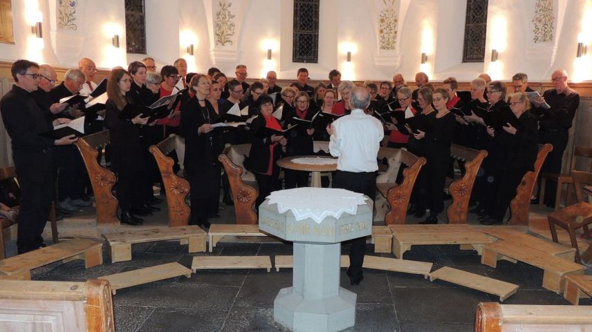 Ils cors units dad Ardez e Ftan han preschantà tschinch chanzuns  insembel (fotografia: Benedict Stecher).