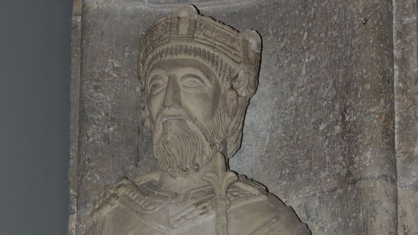 La part sura cul cheu da la statua da Carl il Grond (fotografia: Benedict Stecher). 