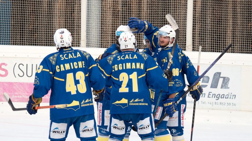 Der EHC St. Moritz gewinnt das zweite Spiel hintereinander und verbessert sich in der Tabelle auf den 7. Rang. Die Nummer 21, Stürmer Kevin Eggimann ist mit drei Toren Mann des Spiels. Foto: Reto Stifel