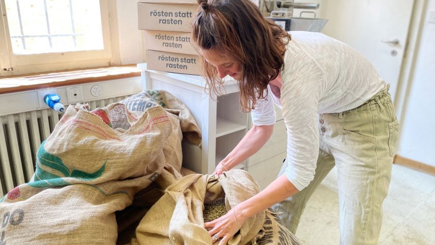 Madeleine Wepner maina uossa il Cafè illas localiteds da l’anteriura posta a Bivio. In da quels sachs rivan las bagiaunas da la Brasilia, Guatemala e l’India (fotografia: Sandro Buchli).