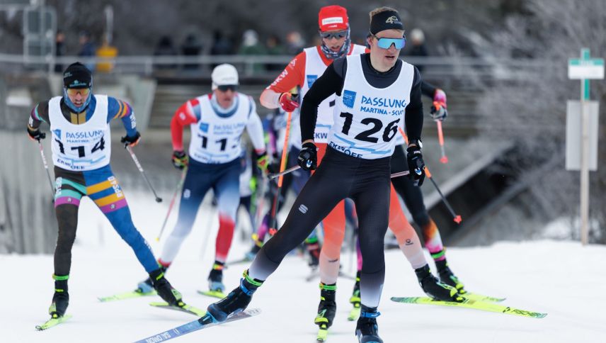 Isai Näff (auf dem Bild an zweiter Stelle laufend) gewinnt die 51. Austragung des Passlung (Foto: Dominik Täuber). 