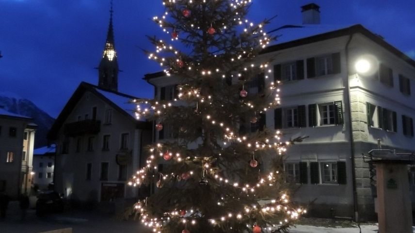 Il bös-chin sülla plazza immez cumün da Sent (fotografia: Benedict Stecher).