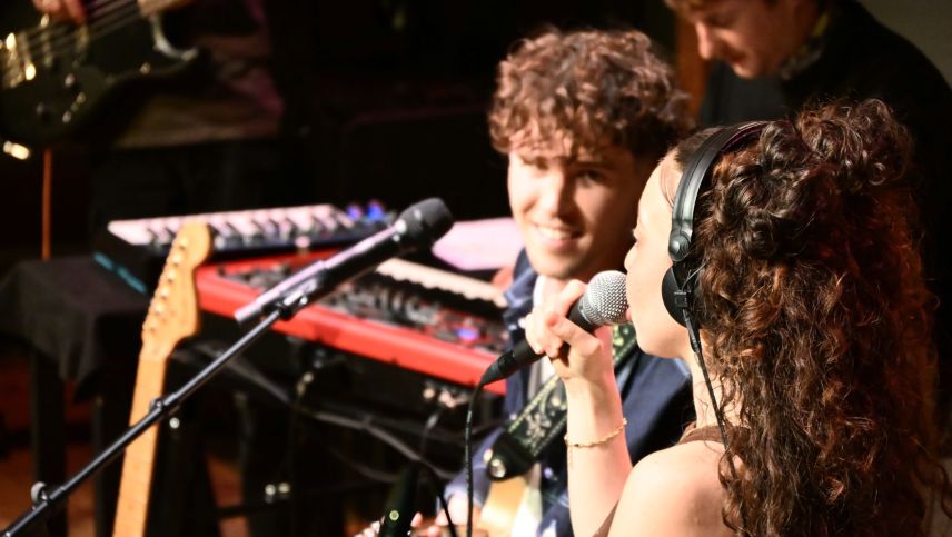 Schweben auf der gleichen Schallwelle: Gianni Tschenett und eine seiner drei Backgroundsängerinnen, die wie alle anderen der Formation auch an der Zürcher Hochschule der Künste studiert. Foto: Sina Margadant