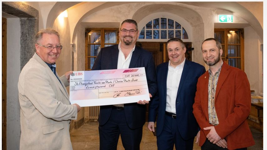 v.l.n.r. Lucian Schucan (Präsident Kulturarchiv), Giovanni Tordi, Franco Borromini (beide UBS St. Moritz), Kurt Gritsch (Leiter Kulturarchiv) 