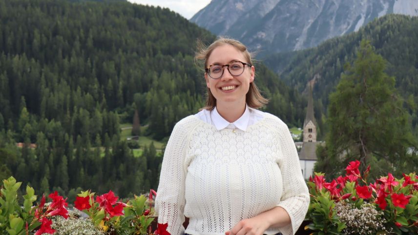 L’autura e studenta Nadia Rungger, oriunda da la Val Gardaina, ha quist’eivna fat üna visita a Scuol per far  retscherchas in connex cun sia lavur da master (fotografia: Martin Camichel).