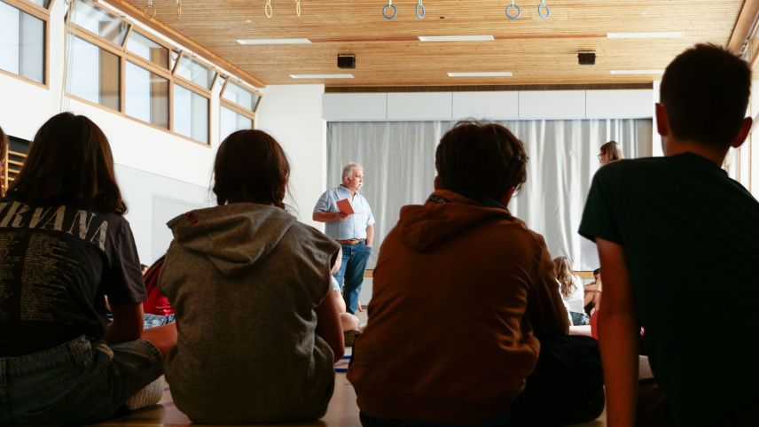 Der 2.-Klass-Lehrer Steivan Gaudenz führte durch das Begrüssungszeremoniell.