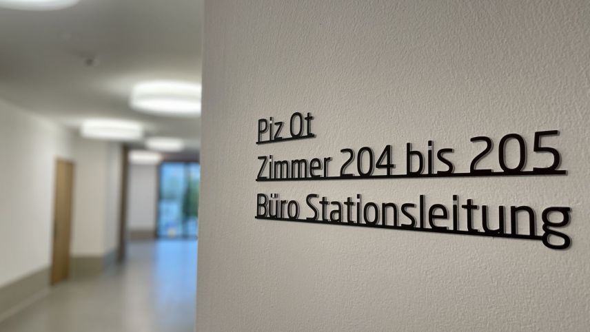 Auf den Stockwerken gibt es viel Raum für Mitarbeitende und Bewohnende. Foto: Fadrina Hofmann