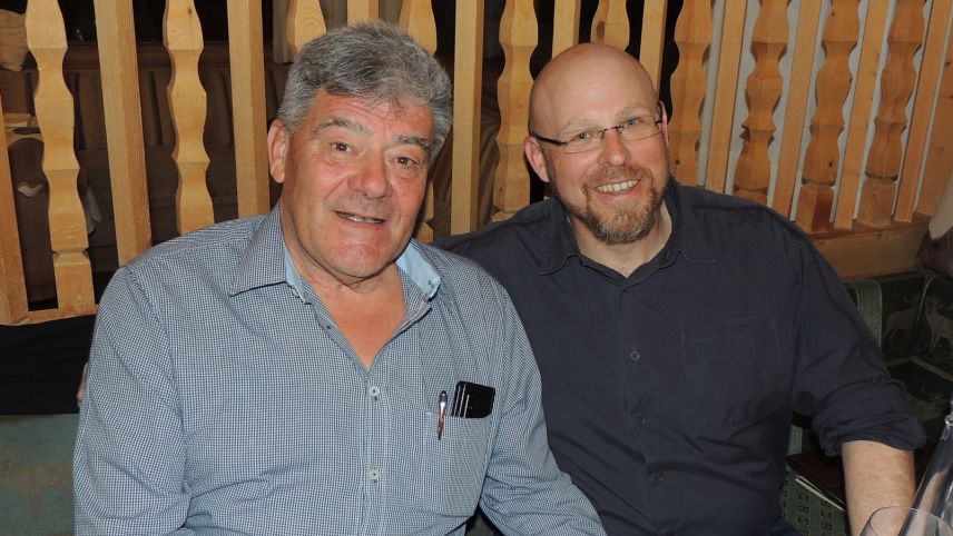 Armon Parolini dal TCS Engiadina Bassa/Val Müstair ed il referent Reto Pattis (da schnestra). fotografia: Benedict Stecher