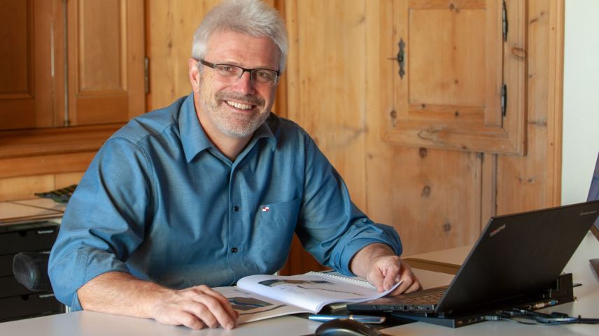 Tenor Ruedi Haller, il directer dal Parc Naziunel Svizzer, as vess da chatter in connex cul luf nouvas soluziuns per la protecziun da muaglia e bês-cha scu eir bunificaziuns per dans causa il luf. fotografia: Hans Lozza/PNS