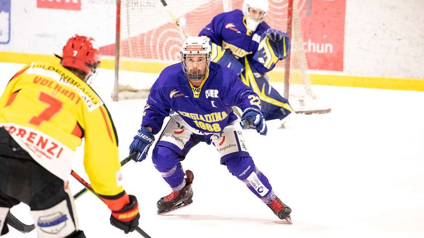 Der Verteidiger und Captain des CdH Engiadina Livio Noggler und die Torhüterin Vanessa Bolinger wurden gegen den EV Dielsdorf-Niederhasli stark gefordert (Foto: Marco Ritzmann).