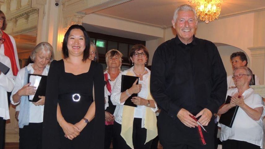 Eleonora Em e Claudio Danuser giodan l’applaus merità in occasiun dal concert dal Cor Opera Engiadina a Nairs (fotografia: Benedict Stecher).