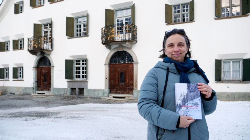 Antonia Bertschinger mit ihrem zweiten Buch aus der historischen Romantrilogie Bergünerstein - der Mord, vor der Chesa Planta in Samedan wo Szenen aus dem Buch spielen. Fotos: Jon Duschletta