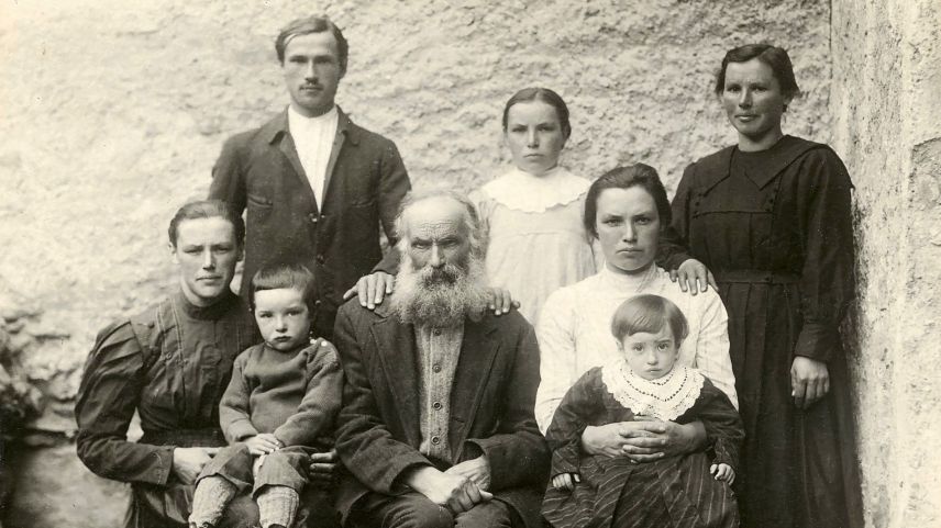 Antonio Plozza (1850–1923): Auf dem Bild posiert er in hohem Alter mit Kindern und Enkelkindern. Foto: iStoriaArchivi fotografici Valposchiavo