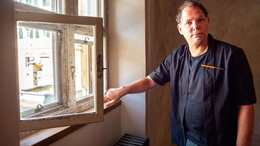 Remo Derungs lobt die alte Feder-Technik der historischen Doppelfenster. 
