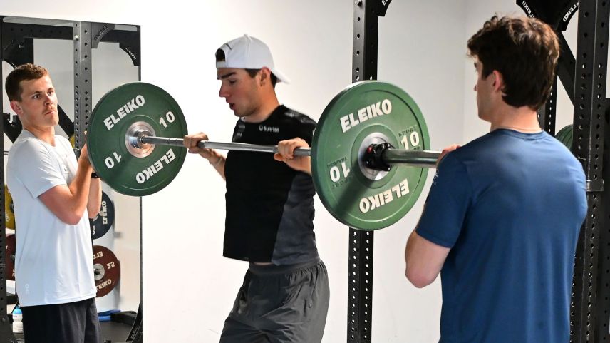 Der Samedner Niclas Steiger beim Krafttraining. Unterstützt von seinen Langlaufkollegen Roman Alder aus Pontresina (links) und Jon-Fadri Nufer, Rueras.  Fotos: Reto Stifel