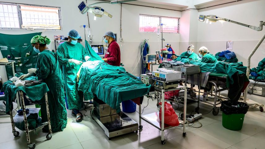 Das sogenannte «Operation Theatre» des Bajura Spitals. Zwei OP-Tische standen für die Operationen bereit. Foto: fotoswiss.com/Giancarlo Cattaneo