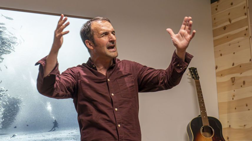 Wortgewandt und gestenreich: Luca Maurizio während seines Auftritts in St. Moritz. Foto: Marie-Claire Jur