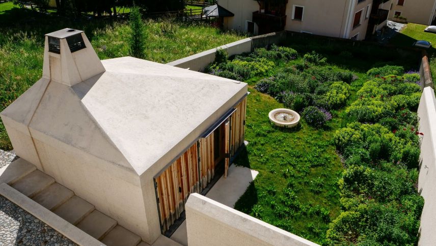 Unter dem modernen Gartenpavillon der Chesa Gregori versteckt sich eine neue Pelletsheizung.