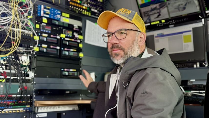 Strubi hat die drahtlosen Kameras unter Kontrolle. Foto: Fadrina Hofmann