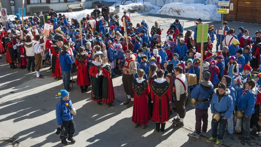 Ils cortegis da Chalandamarz varon lö quist an dapertuot. Davart ils ballins sun però auncha aviertas dumandas (fotografia: Rolf Canal).