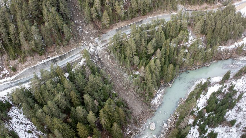 Das Drohnenbild wurde am Dienstag aufgenommen und zeigt das Ausmass des Felssturzes. Foto: Dominik Täuber