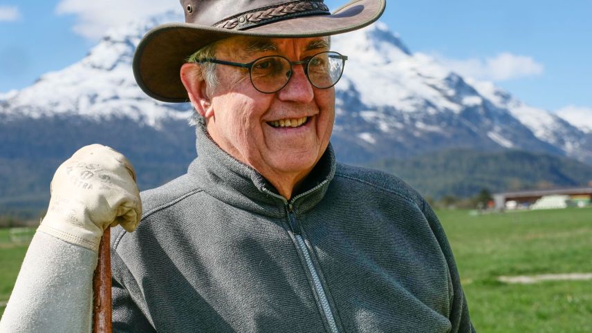 Reptilienspezialist Hans Schmocker. Dank seiner typischen Ausrüstung, bestehend aus Lederhandschuhe, Stock und Hut, wird er im Feld oft erkannt und auf die Kreuzottern angesprochen. Fotos: Jon Duschletta 