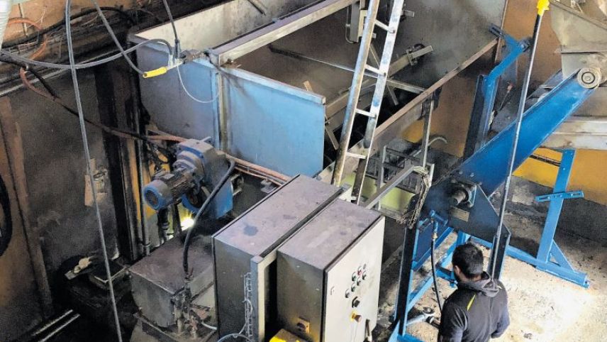 Die Kippmulde (rechts in blau) entleert die Kübel mit den Speiseresten in die Hammermühle (Bildmitte), wo sie zerkleinert werden. Darunter werden die zerkleinerten Speisereste in einer Wanne aufgefangen und anschliessend in die Kocher gepumpt. 