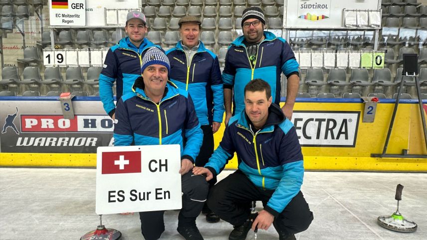 Der ES Sur En: Orlando Bass (h.v.l.), Jon Curdin Cantieni, Jachen Benderer, Otto Davaz (vorne von links) und Claudio Mathieu (Foto: Nicolo Bass).