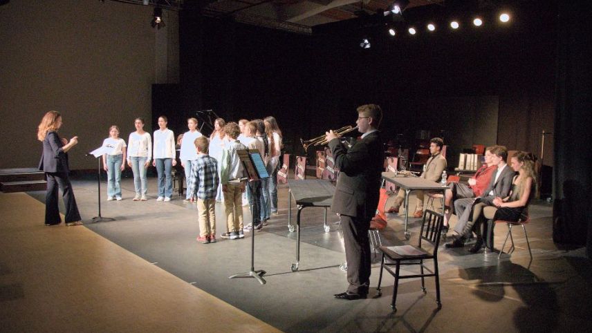 Die Opera Giuvna mit, von links: Noemi Ciapponi, Kinderchor, Trompeter Simon Gabriel und Solisten im Hotel Waldhaus in Sils. Foto: Claudio Danuser