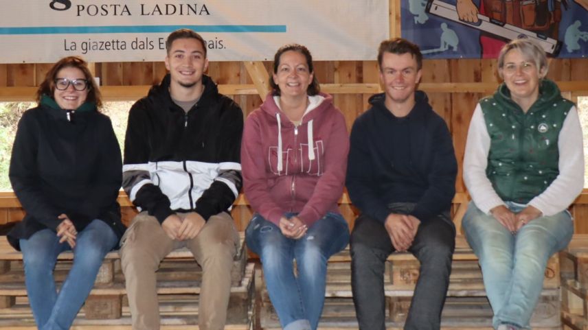 Il comitè d’organisaziun: Fabiola Arquint (da schnestra), Ruben Monteiro, Martina Camichel, Juri Kübler e  Coni Camichel (fotografia: Martin Camichel).