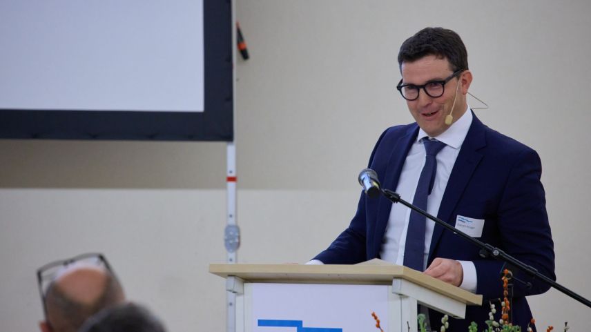 Giacum Krüger, il directer da la OEE, ha bun rier: las ouvras han gnü üna producziun da record dürant l’on da gestiun passà (fotografia: Michael Steiner).