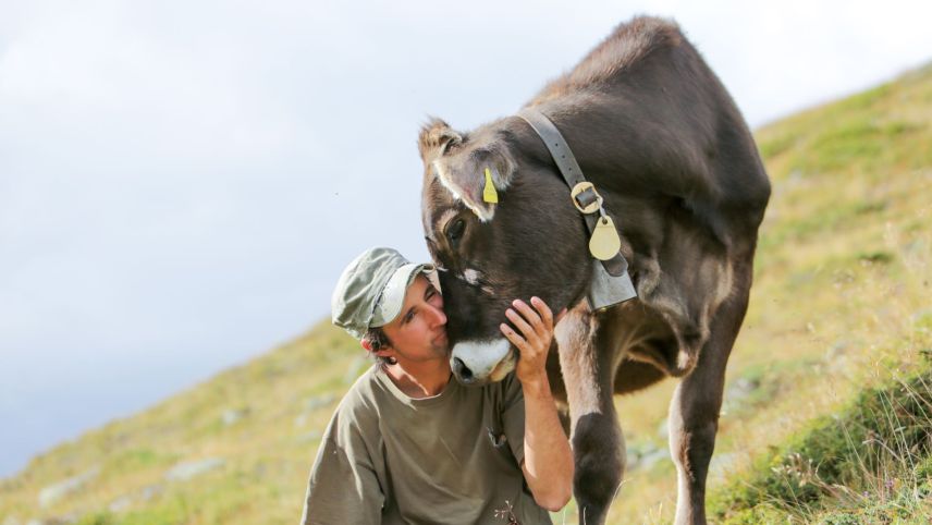 Linard Caviezel ist 39 Jahre alt und in Müstair aufgewachsen. Nach der Schreinerlehre hat er im Sommer als Hirt die Alp Mora bewirtschaftet und im Winter in einem Schreinereibetrieb gearbeitet. Fotos: Linard Caviezel