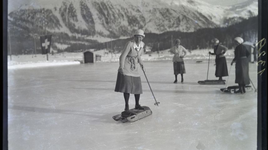 Schlitten stossen als Freizeitbeshcäftigung für die Engadiner Gäste. Foto: Gustav Sommer/Kulturarchiv Oberengadin