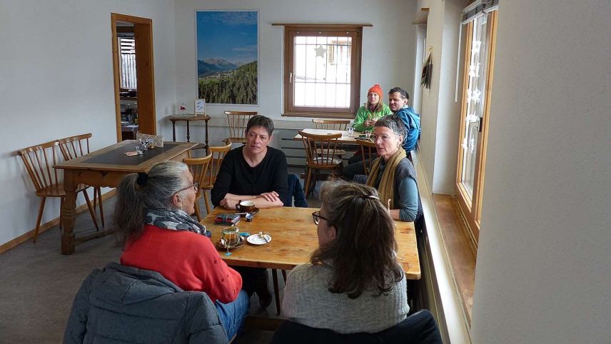 Glieud da cumün ed eir giasts d’utrò giodan la sporta dal Cafè Spontan a Tschlin. Quel as rechatta ingio chi d’eira plü bod il büro cumünal. 	fotografias: Flurin Andry
