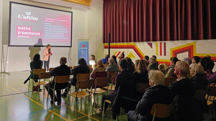 Il public a la premiera da «L’ultim Rumantsch» a Müstair ha gnü plaschair da la nouva seria fictiva (fotografia: RTR).