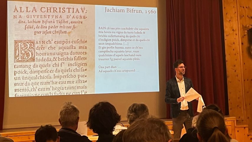 Rico Valär ho in passa ün’ura declaro il connex traunter la refurmaziun e’l rumauntsch scu lingua litterara (fotografia: Martin Camichel).