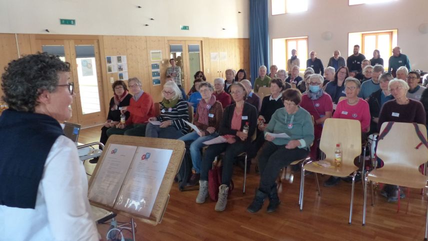 Cristina Gregori ha dat a las partecipantas e partecipants dad «A Sent be rumantsch 2022» las prümas infuormaziuns (fotografia: Flurin Andry).