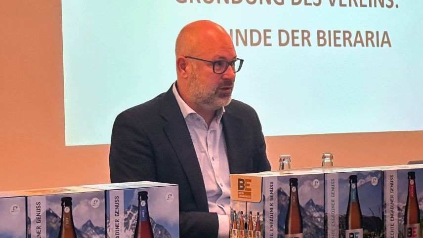 Il president dal cussagl administrativ da la Bieraria Tschlin SA, Philip Bucher, voul fundar üna società da promoziun per finanziar ils prossems ons la gestiun da la biera da Tschlin (fotografia: Nicolo Bass).