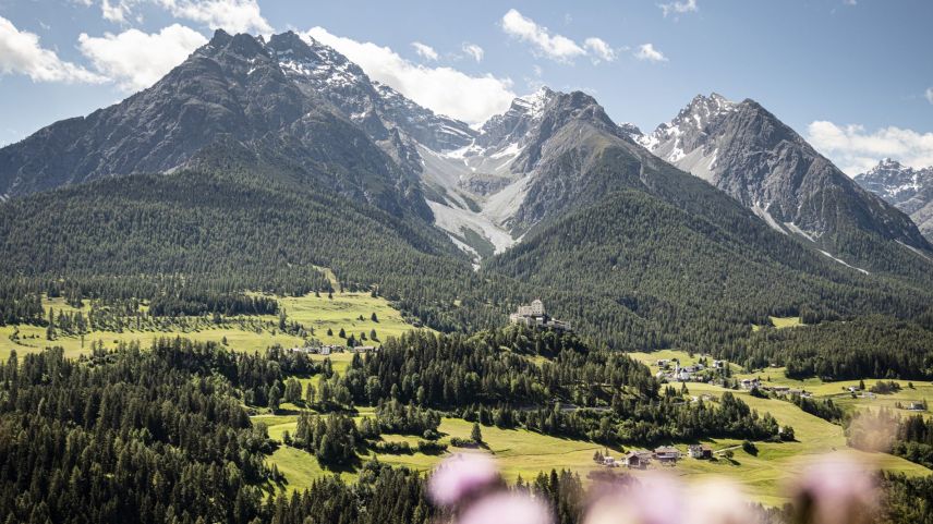 La regiuns da vacanzas Engiadina Scuol Zernez e Val Müstair han surgni il certificat TourCert (fotografia: Andrea Badrutt).