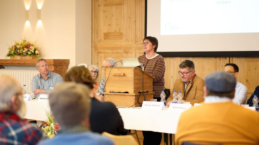 Il capo da Scuol, Aita Zanetti, d’eira invidà sco giast a la radunanza generala da la IG ZWET, «per rapreschantar la vista da tuot las abitantas ed ils abitants dal cumün», sco ch’ella ha descrit sia funcziun (fotografia: Michael Steiner).