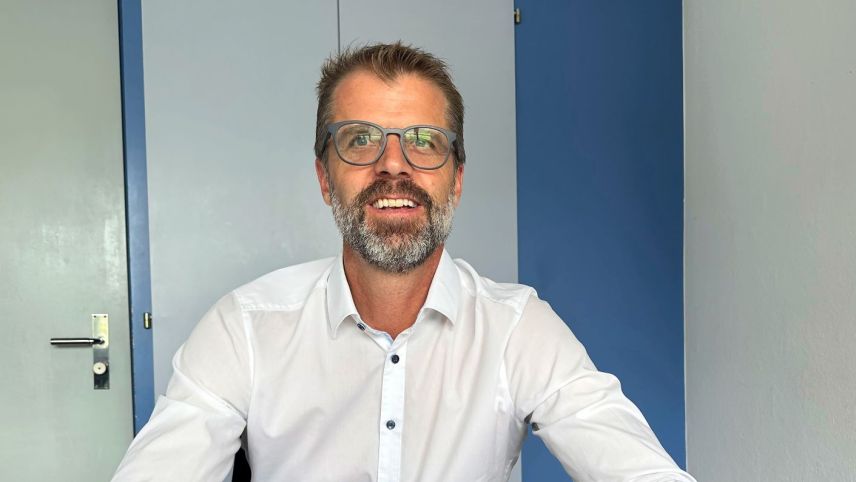 Adrian Barbüda es president dal cussagl administrativ da la Bogn Engiadina Scuol SA e declera la visiun per adattar la sporta cun ün nouv bogn per uffants e famiglias (fotografia: Nicolo Bass).