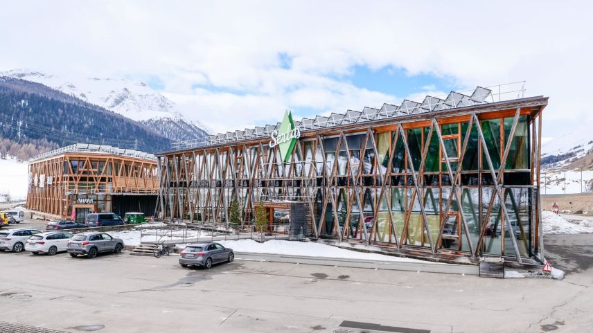 Architektonischer Blickfang am östlichen Dorfeingang von S-chanf: Die beiden Serlas-Gebäude Parc vorne und das neu erstellte Viva im Hintergrund. Fotos: Jon Duschletta