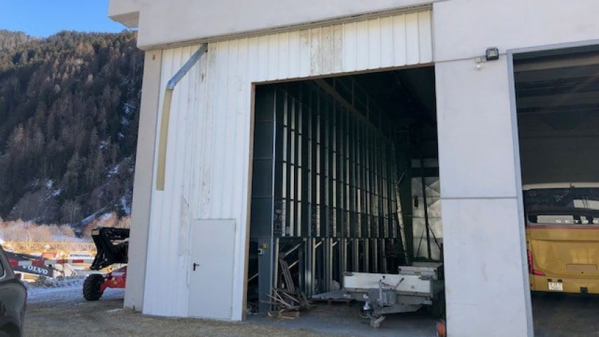 Las ultimas lavuors per finir il deposit da gran a Müstair (fotografia: mad).