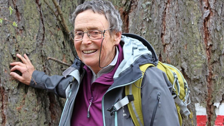Regula Bücheler vor ihren Lieblingslärchen.