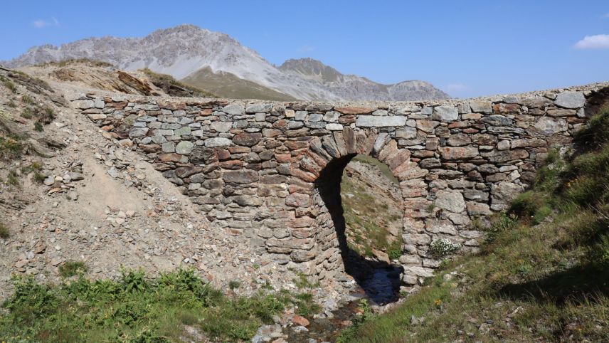 La punt fabrichada cun mürs sechs chi maina sur il flüm Muranzina (fotografia: Martin Camichel).