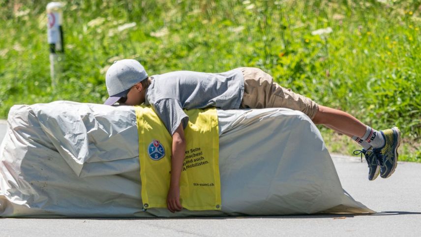 Der junge Voluntari muss sich von seiner anstrengend Arbeit etwas erholen.
