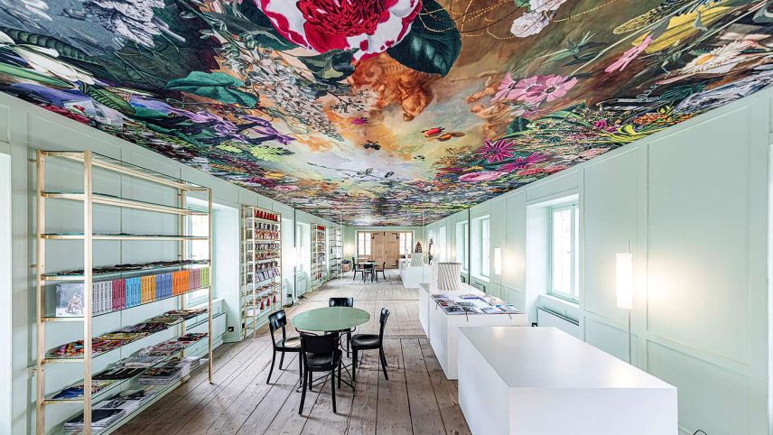 Die üppige «Blumendecke» im vormaligen Telegrafenamt zu Mulegns trägt die Handschrift des Origen-Designers Martin Leuthold. Foto: Origen/Mathias Kunfermann