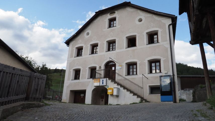 Fin l’on 2004 vaiva Guarda amo si’aigna scoula primara. Daspö la fusiun as rechatta laint amo ün büro turistic (fotografia: David Truttmann).